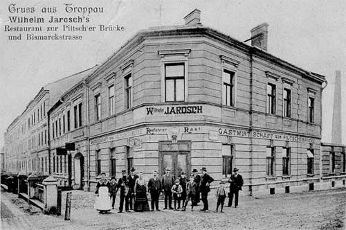 Das Jaroschgasthaus anlässlich der Eröffnung - Antonia die 5. von links, und Wilhelm der 6. von links