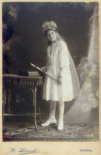 Wilhelmine JAROSCH married PATSCHEIDER, married KNIELY, Holy Communion 1917 in Troppau