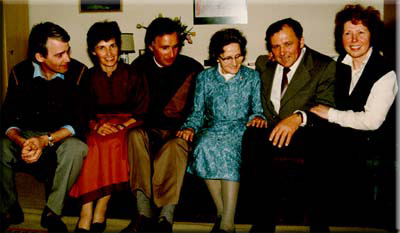Wilhelmine Jarosch (verh. PATSCHEIDER und KNIELY) im Kreise Ihrer Kinder. Vlnr.: Jörg, Hanna und Klaus KNIELY, Wilhelmine J., Irimbert und Gieselheid PATSCHEIDER, Foto 1980