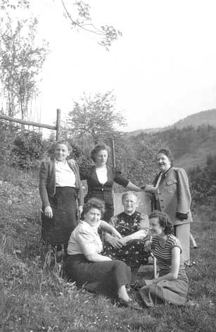 Maria VORDERWINKLER in the circle of her children and children-in-law - from left to right: standing: Josefine, daughters-in-law Rosa and Maria (Linz aunt Mizzi), sitting: daughter Maria (married MANN), mother Maria and granddaughter Erna VORDERWINKLER married PATSCHEIDER