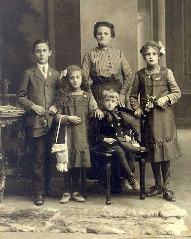 Anna Öllinger (*1870), meine Urgroßmutter - Mutter von Rosina Hiesböck (verh. VORDERWINKLER), V.l.n.r.: Ferdinand, Rosina, Mutter Anna, Max und Maria