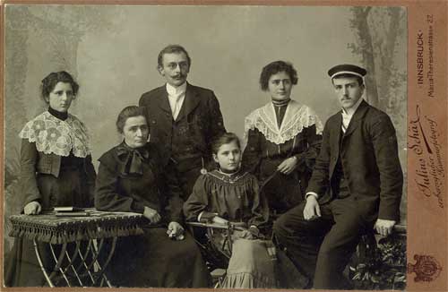 PATSCHEIDER Geschwister mit Mutter - vlnr: Marie, Adelheid (Mutter), Anton, Ida, Theres und Richard