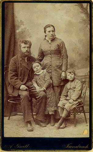 Ferdinand PATSCHEIDER mit seiner Frau Adelheit SCHUCHTER und den beiden ältesten Kindern Therese und Anton