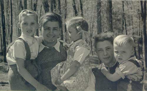 This photo from 1946 shows all 5 children of Wilhelmine in the Zillertal in the meadow. F.l.t.r.: Klaus Kniely, Irimbert Patscheider, Hanna K., Giselheid P. and Jörg K.
