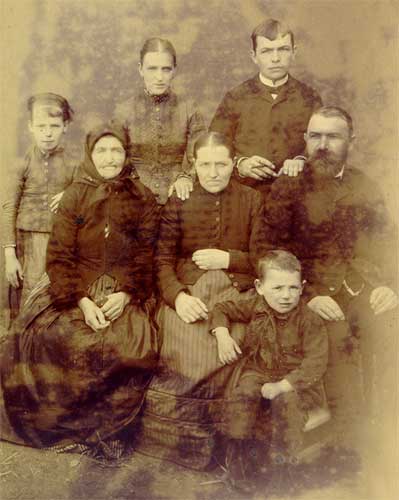 Links Mitte Mutter Theresia SCHWARZ mit Sohn Josef ROSNER und Schiegertochter Theresia STARWARZ und Enkelkinder - Foto ca. 1885