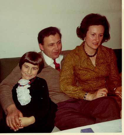 Family photo PATSCHEIDER in the apartment in Steyr, Bogenhausstr. 5/10, from left to right: daughter Susanne and husband Irimbert and Erna