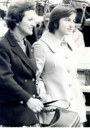 Erna with daughter Susanne in Steyr at the Steyr market on the Tabor, the photo was taken approx. 1972