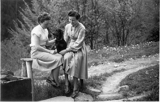 Erna VORDERWINKLER with friend Adele SCHWARZ (left) at the fountain in front of the VORDERWINKLER house in Dambach 