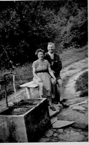 Rosa und Ludwig VORDERWINKLER beim Hause der VORDERWINKLEReltern in Unterdambach