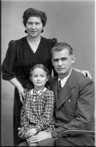 Maria und Anton Mann mit Pflegekind Hanni Dusch aus Holland