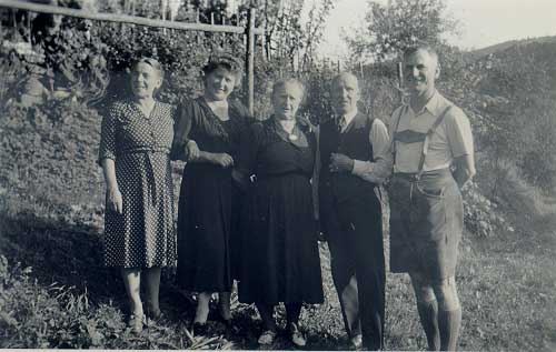 Goldene Hochzeit 9.9.1951 - V.l.n.r.: Josefine, Maria, Mutter Maria und Vater Ludwig, Sohn Ludwig