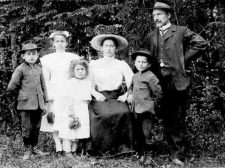 Familienfoto der VORDERWINKLER im Leitnerholz nähe Letten nach dem Fronleichnamsumzug (1910)