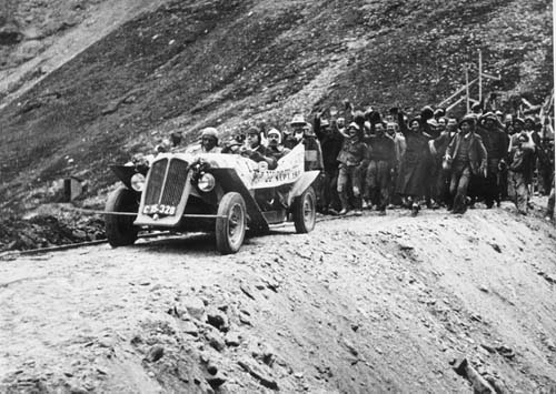 Steyr 100 Grossglockner car on the track cheered by workers
