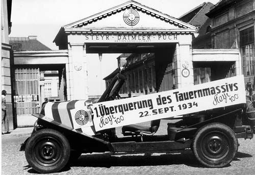 Steyr 100 Großglockner-Auto vor dem Portal der Steyr-Werke